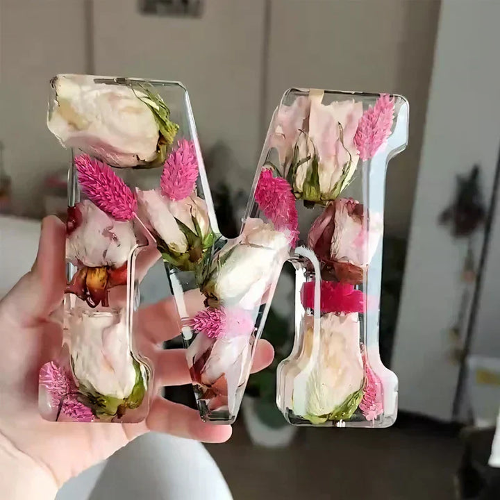 LumiFlair blomstret initial-nattlampe | Personlig lys i resin med myk LED-belysning