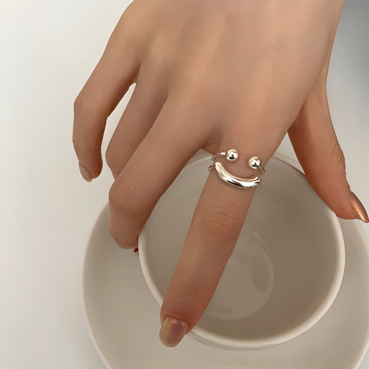 Justerbar smiley-ring - minimalistisk, stablebar statement-ring
