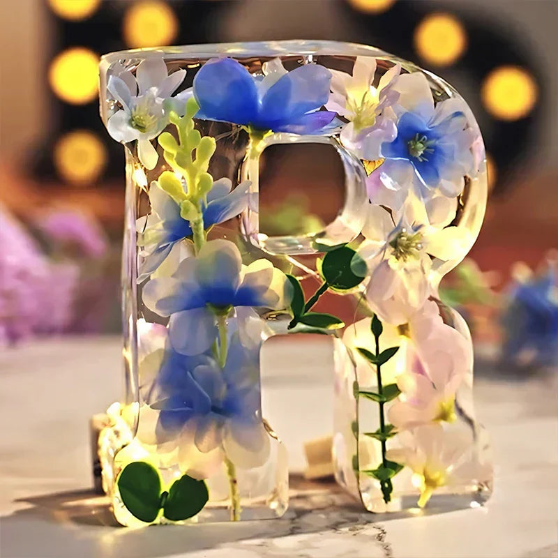 LumiFlair blomstret initial-nattlampe | Personlig lys i resin med myk LED-belysning