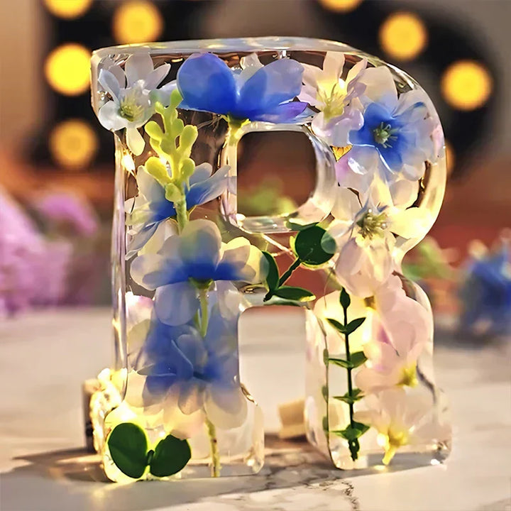 LumiFlair blomstret initial-nattlampe | Personlig lys i resin med myk LED-belysning