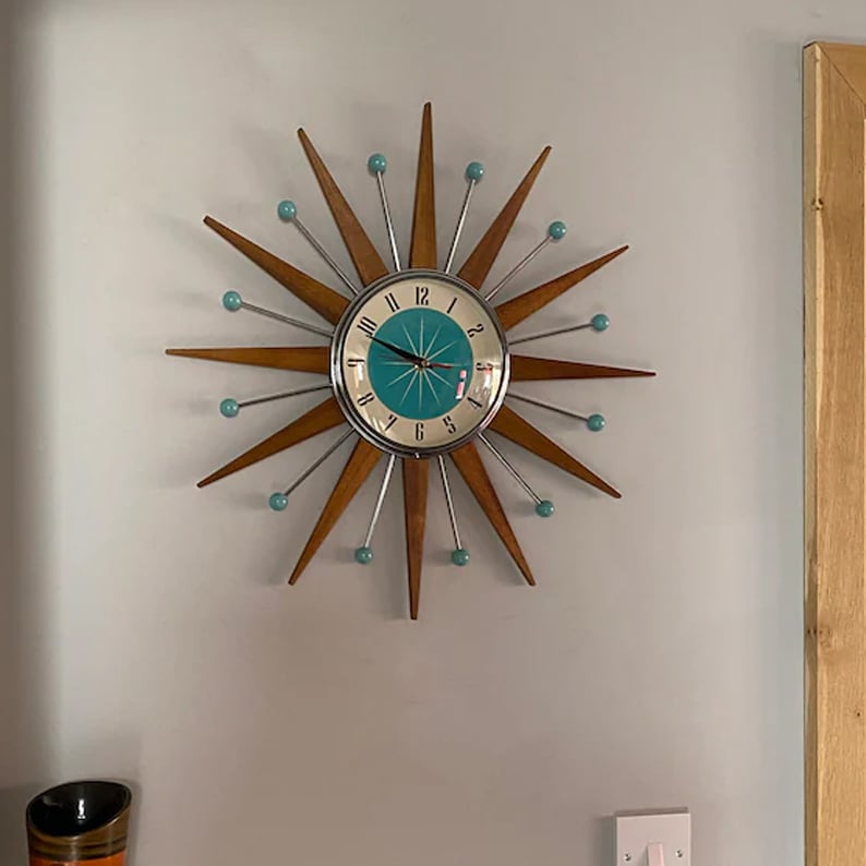 Håndlaget veggur i mid-century-stil | Retro veggdekor, stille og batteridrevet