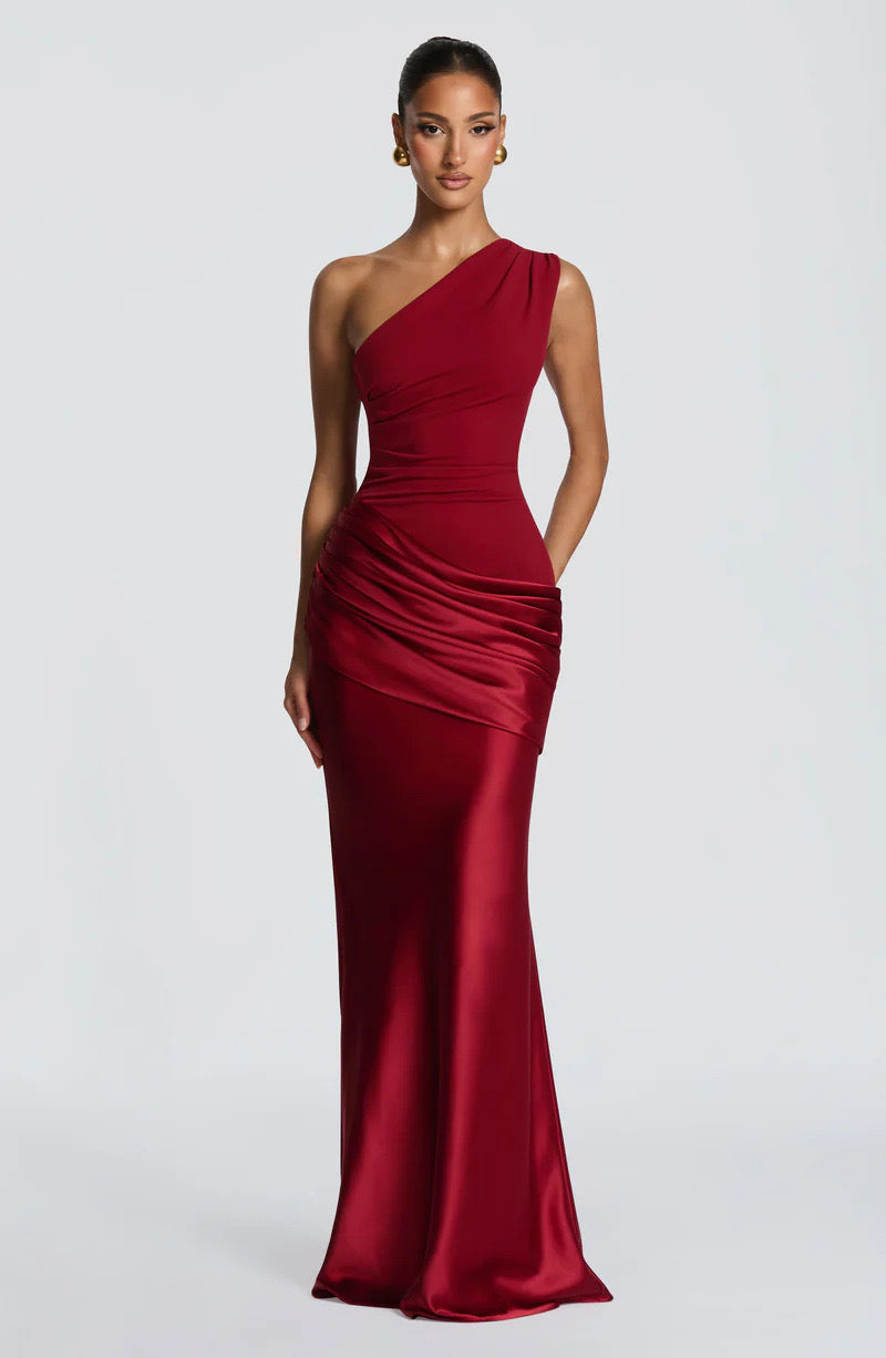 Sidonie maxikjole i satin med drapering og én skulder