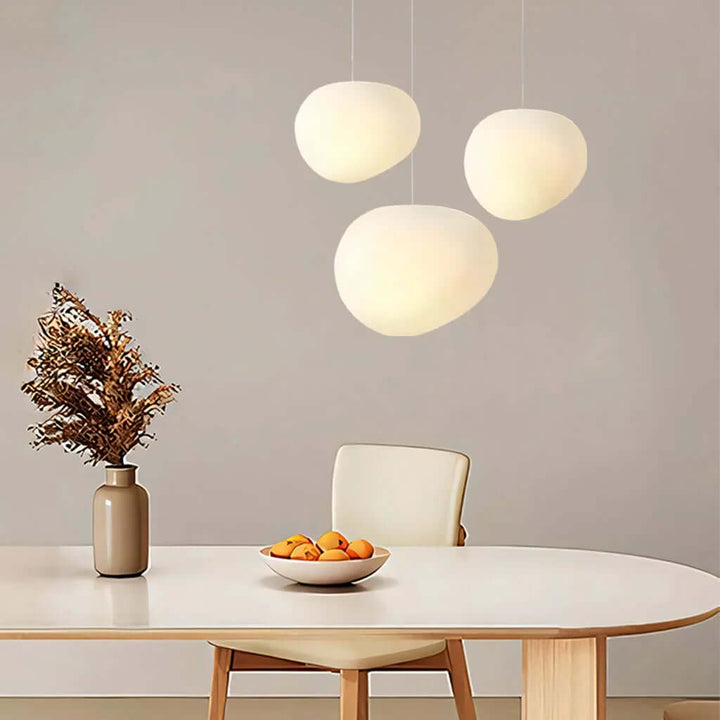 Hengelampe i hvit stein – moderne og minimalistisk