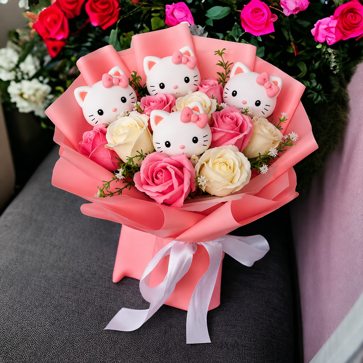 Bukett med fargerike kunstige blomster og Kitty-figurer til gave og pynt