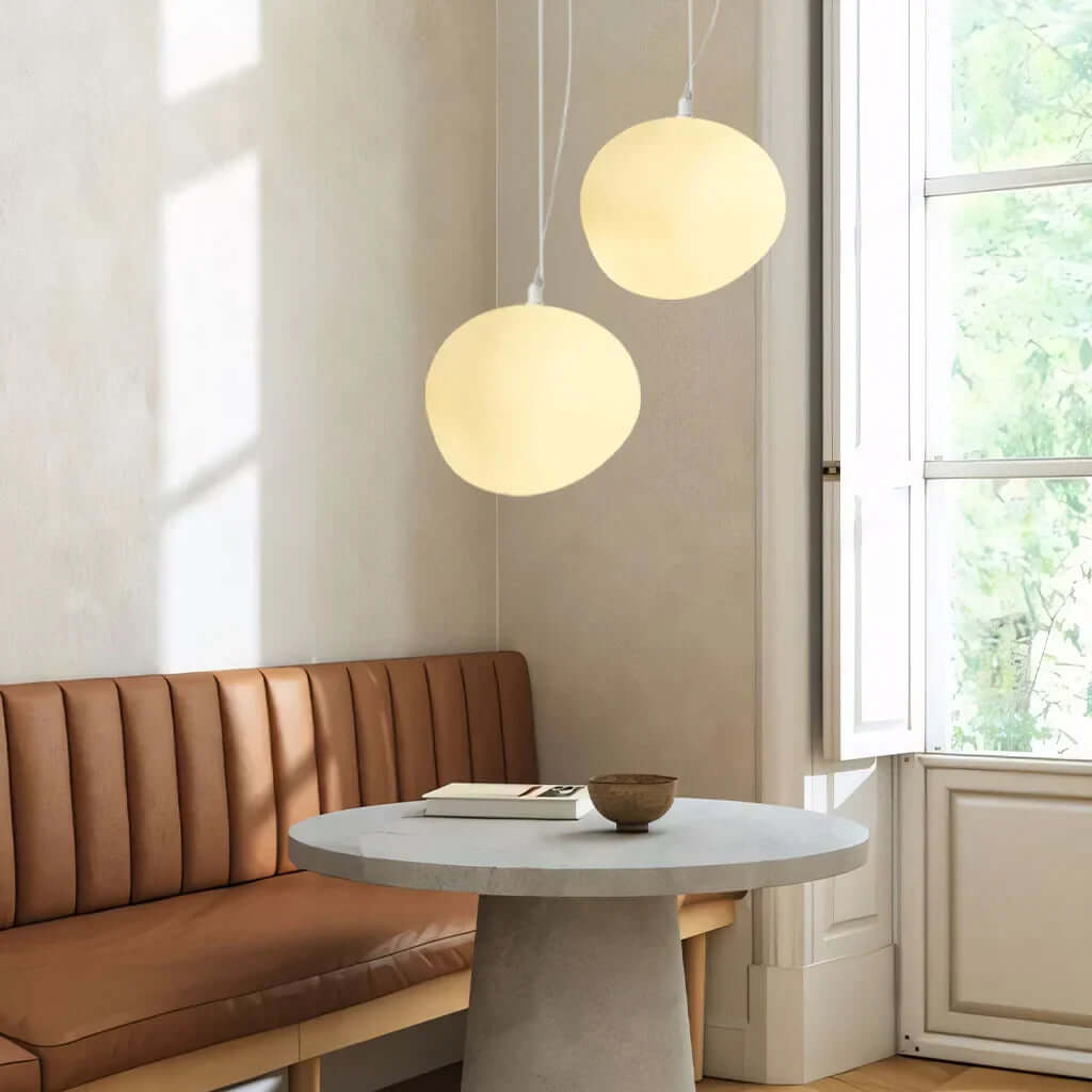 Hengelampe i hvit stein – moderne og minimalistisk