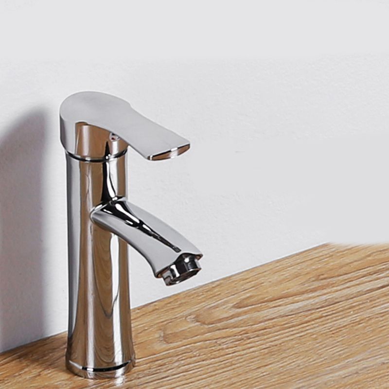 Innfelt Servant i Hvit Keramikk med Avstengningsventil