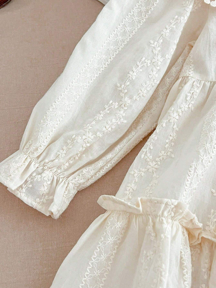 Barnekjole med blondekrage og lange ermer – Vintage sjarme for små trendsettere