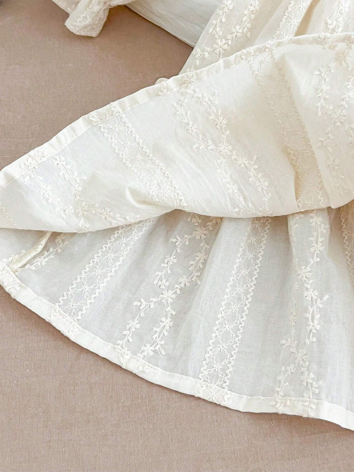 Barnekjole med blondekrage og lange ermer – Vintage sjarme for små trendsettere