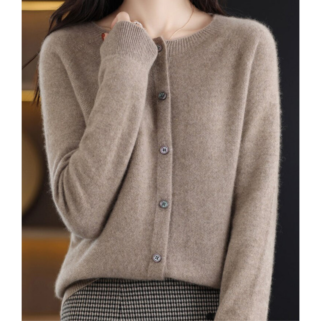 Cardigan til dame i merinould og kashmir – elegant strikket vinterjakke med rund hals
