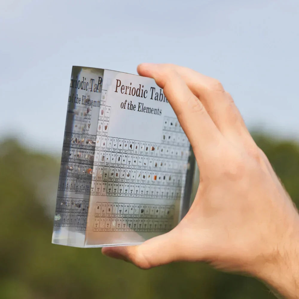 Opplyst periodisk system med ekte grunnstoffer - Elementa