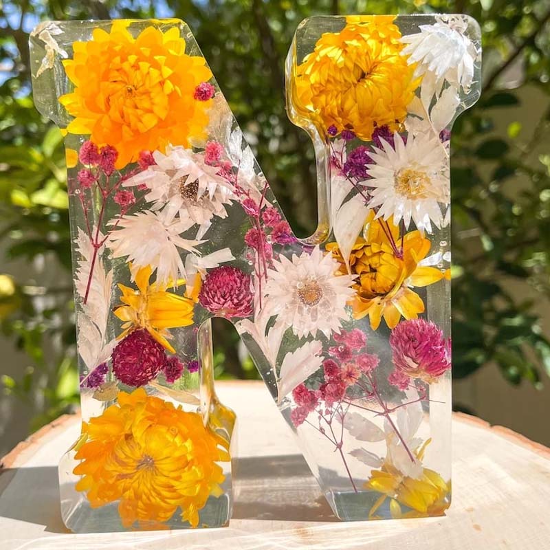 LumiFlair blomstret initial-nattlampe | Personlig lys i resin med myk LED-belysning