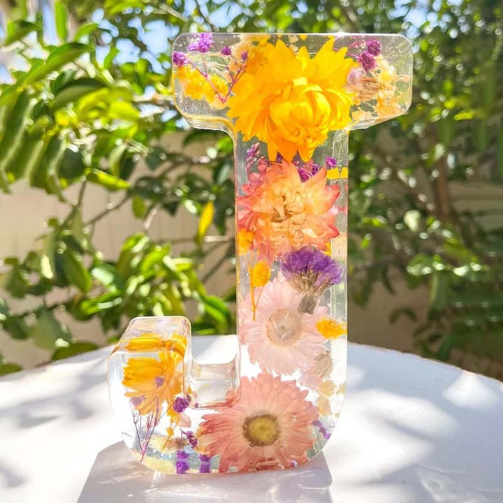 LumiFlair blomstret initial-nattlampe | Personlig lys i resin med myk LED-belysning