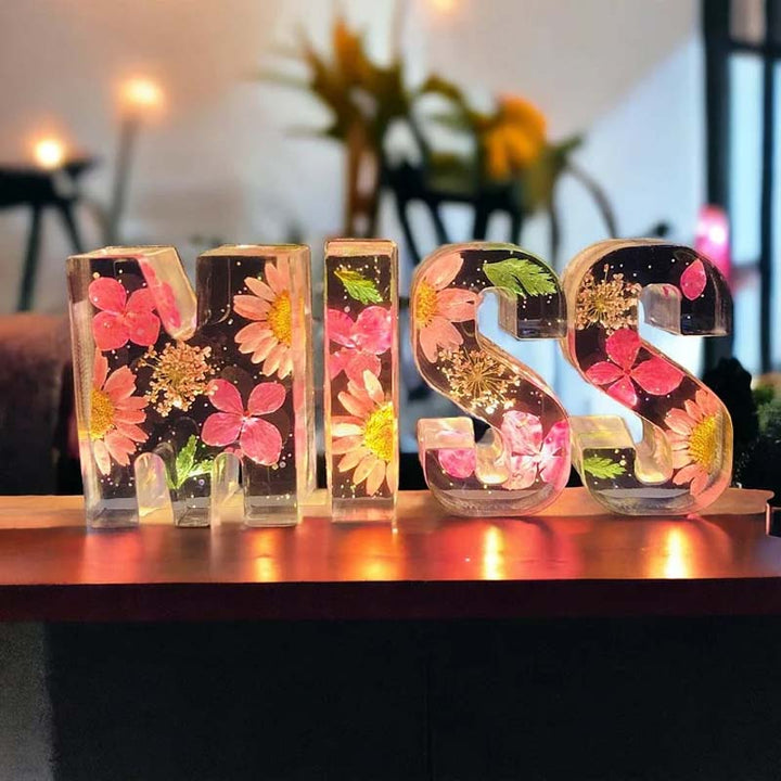 LumiFlair blomstret initial-nattlampe | Personlig lys i resin med myk LED-belysning