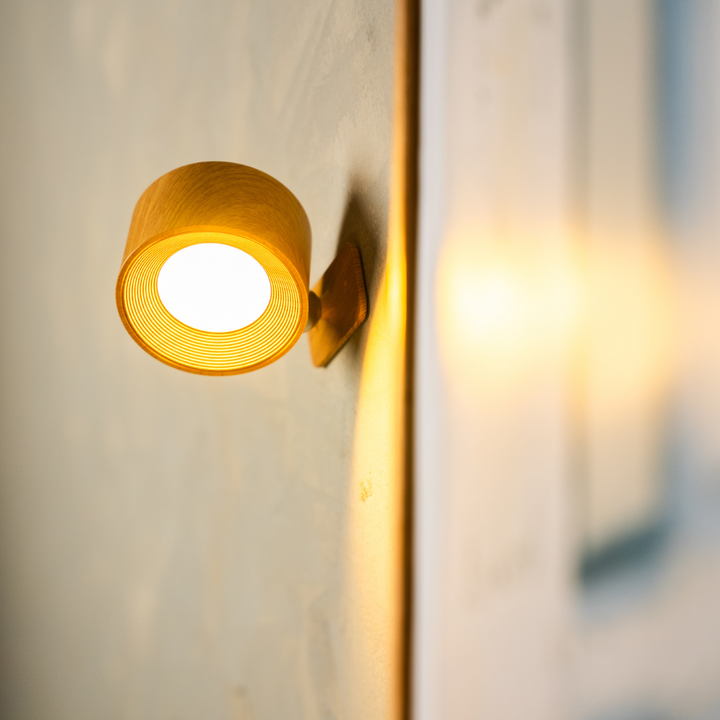 Trådløs LED-vegglampe med 360°-rotasjon, berøringsdimming, 3 lysfarger og USB-C-batteri