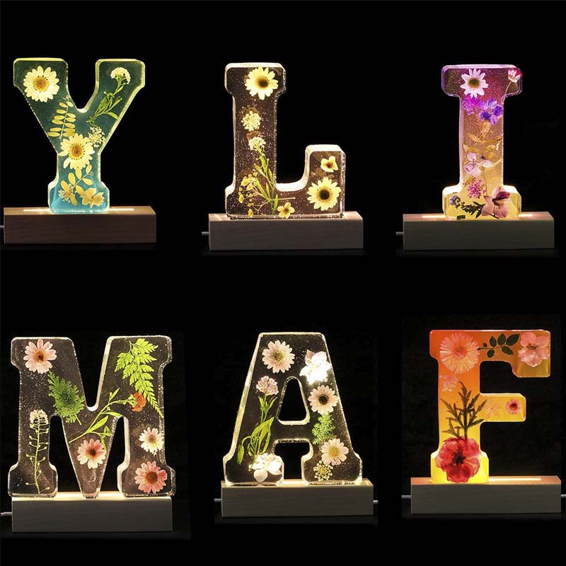 LumiFlair blomstret initial-nattlampe | Personlig lys i resin med myk LED-belysning