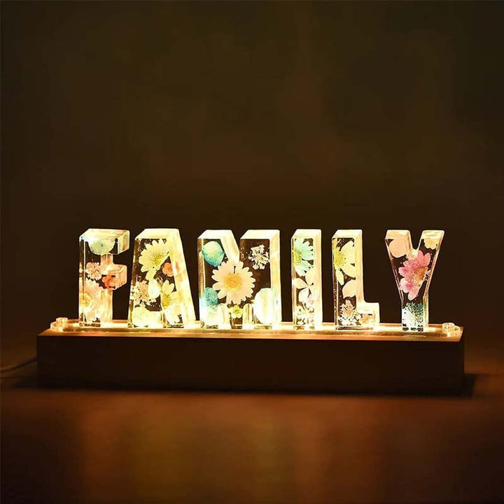 LumiFlair blomstret initial-nattlampe | Personlig lys i resin med myk LED-belysning