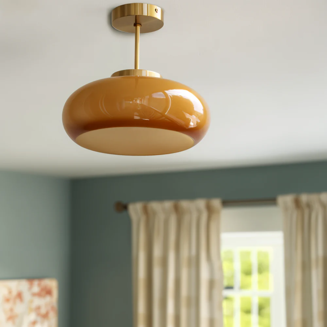 Taklampe i glass med avrundet skjerm og metallstamme