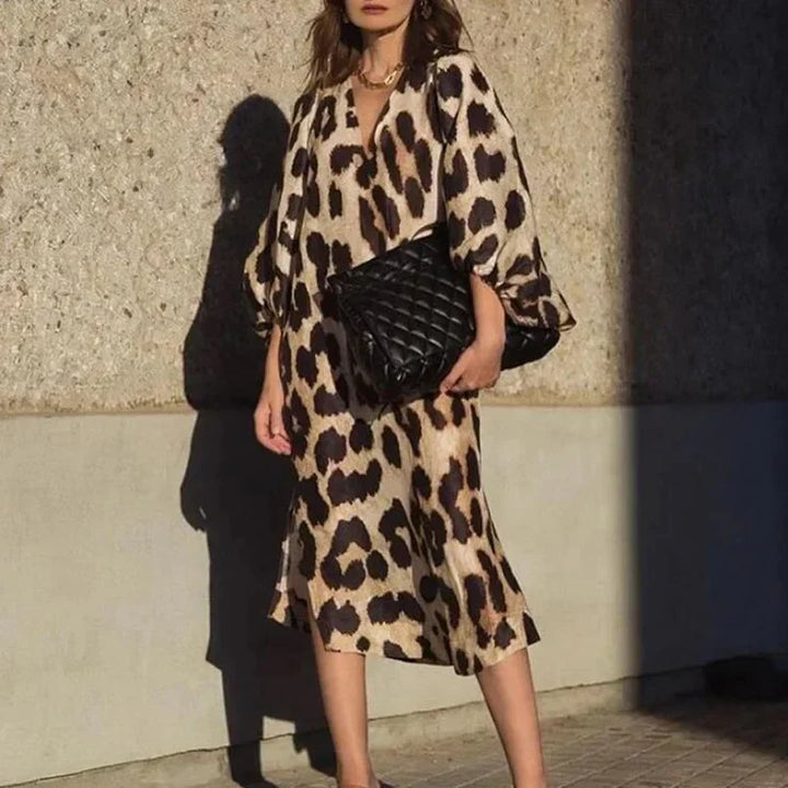 Linda – Elegant Leopard Print Kjole