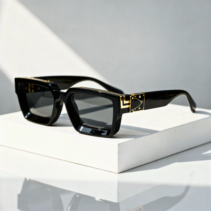 Firkantet Solbrille med Gullfarget Hengsel og UV400-beskyttelse