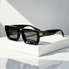 Firkantet Solbrille med Gullfarget Hengsel og UV400-beskyttelse