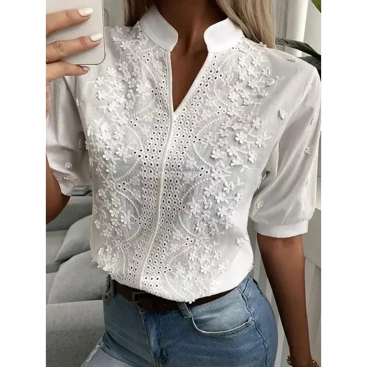 Sommer Hvit Bluse med Broderi og V-Hals