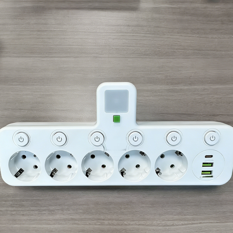 Stikkontaktlist med USB og brytere | Flerveis stikkontakt med overspenningsvern 2500 W