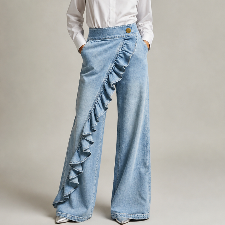 Vide dame-jeans med asymmetrisk volang i culotte-stil.