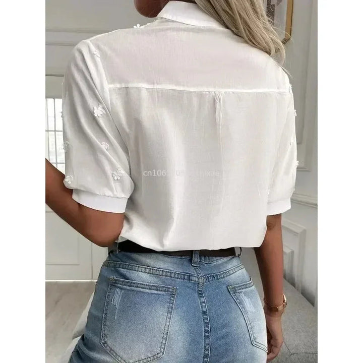Sommer Hvit Bluse med Broderi og V-Hals