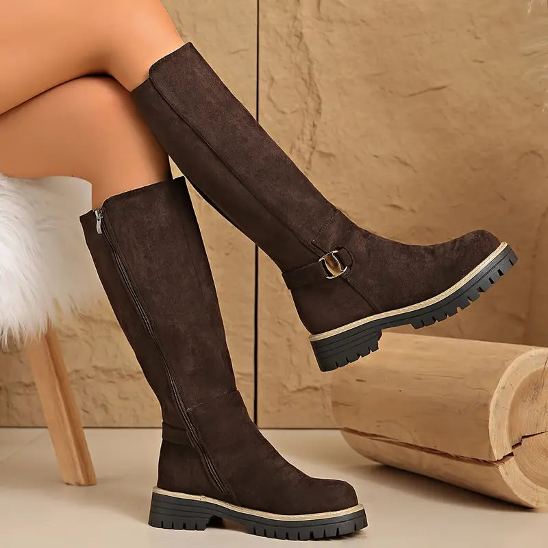 Høye boots med tykk, sklisikker såle.