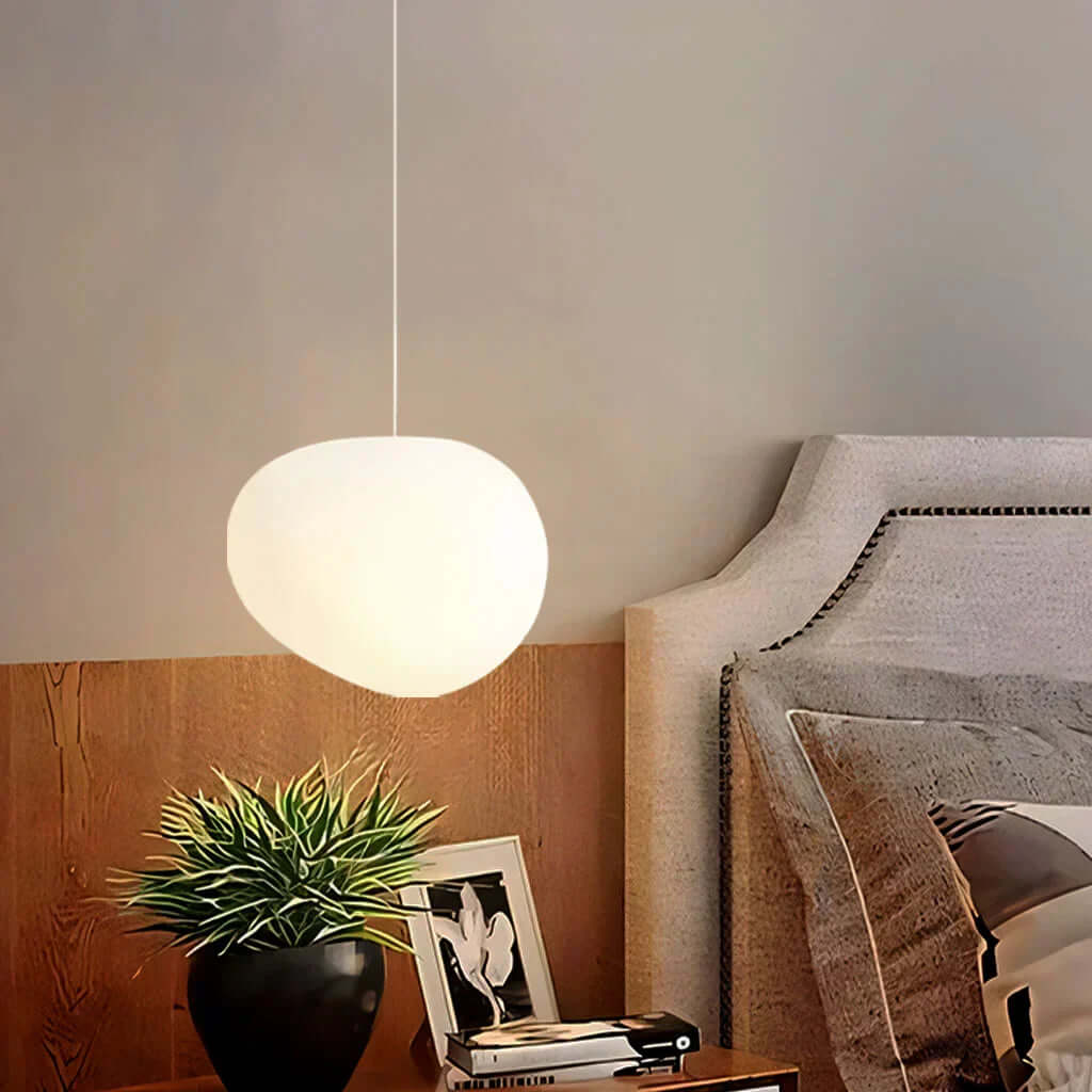 Hengelampe i hvit stein – moderne og minimalistisk