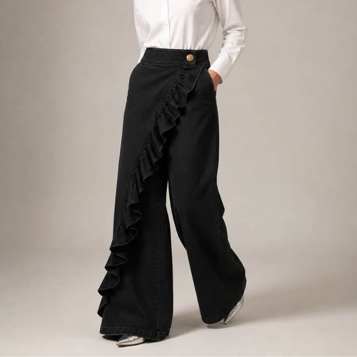 Vide dame-jeans med asymmetrisk volang i culotte-stil.