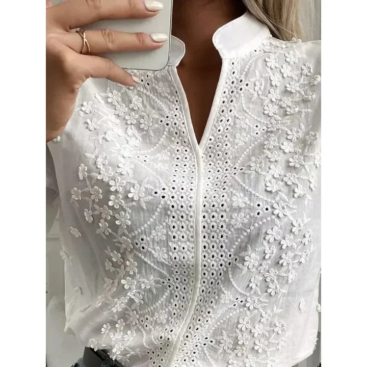 Sommer Hvit Bluse med Broderi og V-Hals