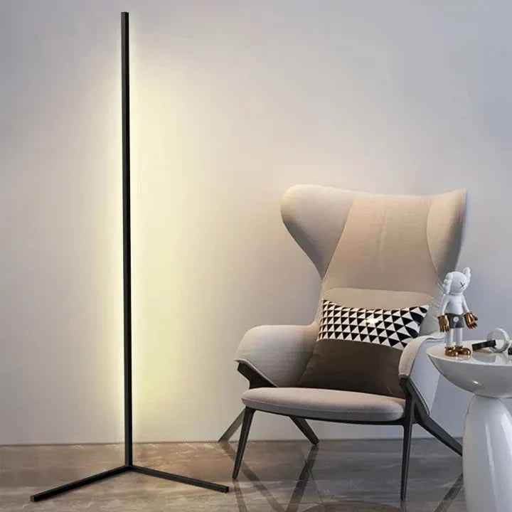 Dimbar LED-gulvlampe til hjørnet med fjernkontroll