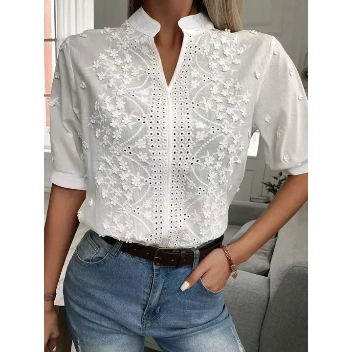 Sommer Hvit Bluse med Broderi og V-Hals
