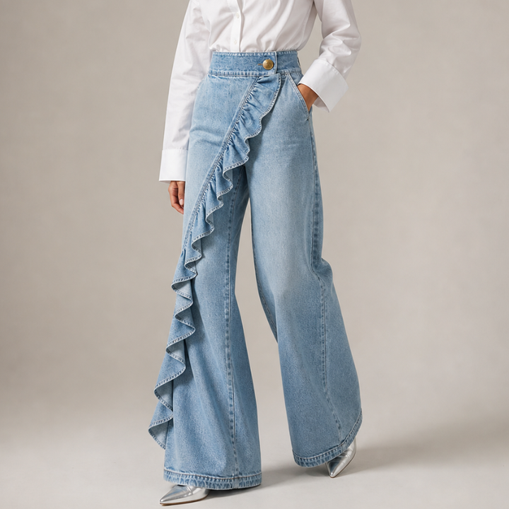 Vide dame-jeans med asymmetrisk volang i culotte-stil.