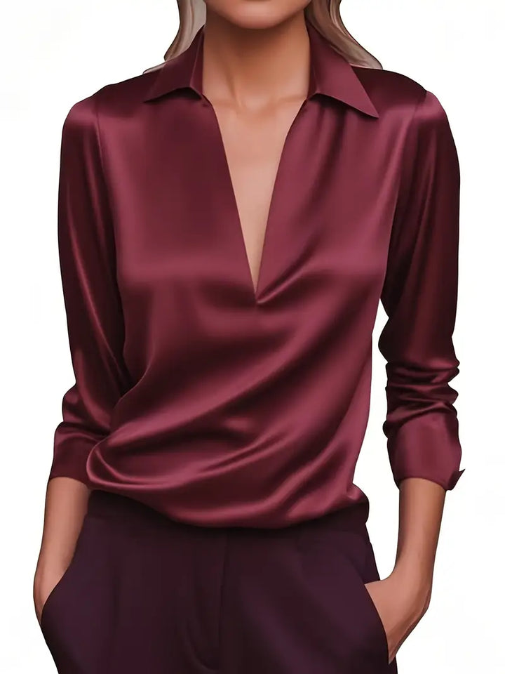 Satengbluse for dame med V-utringning og drapert krage