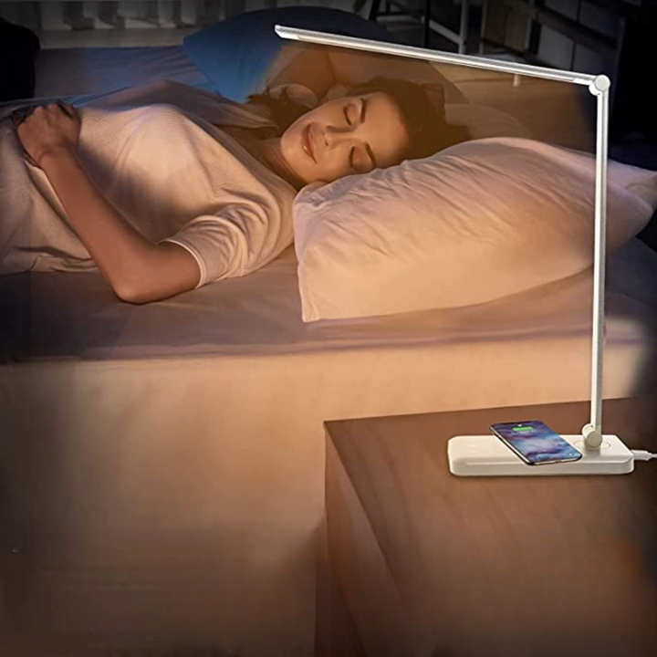 Moderne justerbar LED-skrivebordslampe med USB-ladeport – BrightEase
