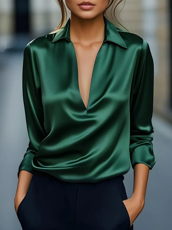 Satengbluse for dame med V-utringning og drapert krage