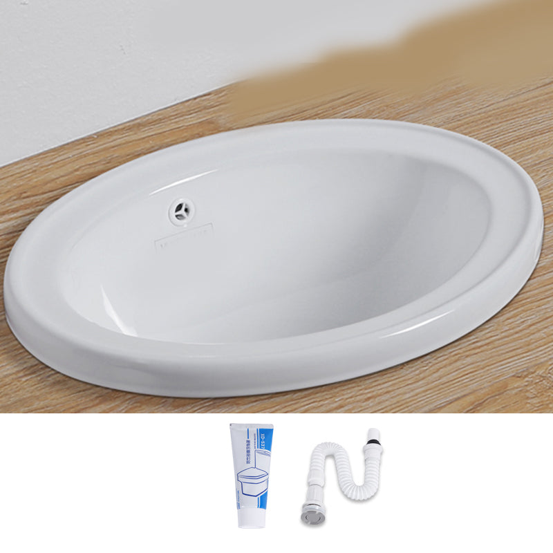 Innfelt Servant i Hvit Keramikk med Avstengningsventil