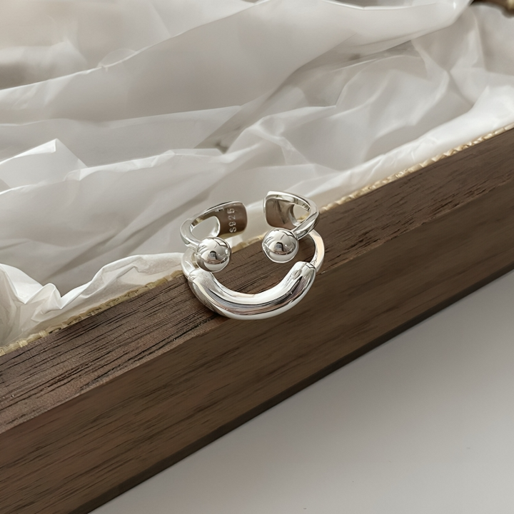 Justerbar smiley-ring - minimalistisk, stablebar statement-ring