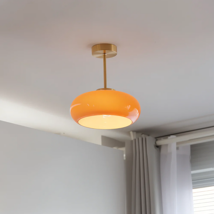 Taklampe i glass med avrundet skjerm og metallstamme