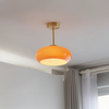 Taklampe i glass med avrundet skjerm og metallstamme