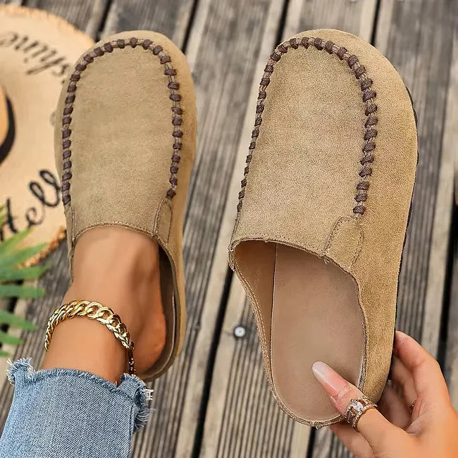 Sandaler i skinn uten lukking med ortopedisk, myk semsket skinn-lignende overdel og flat såle