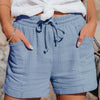 Vide shorts med høyt liv og belte til dame