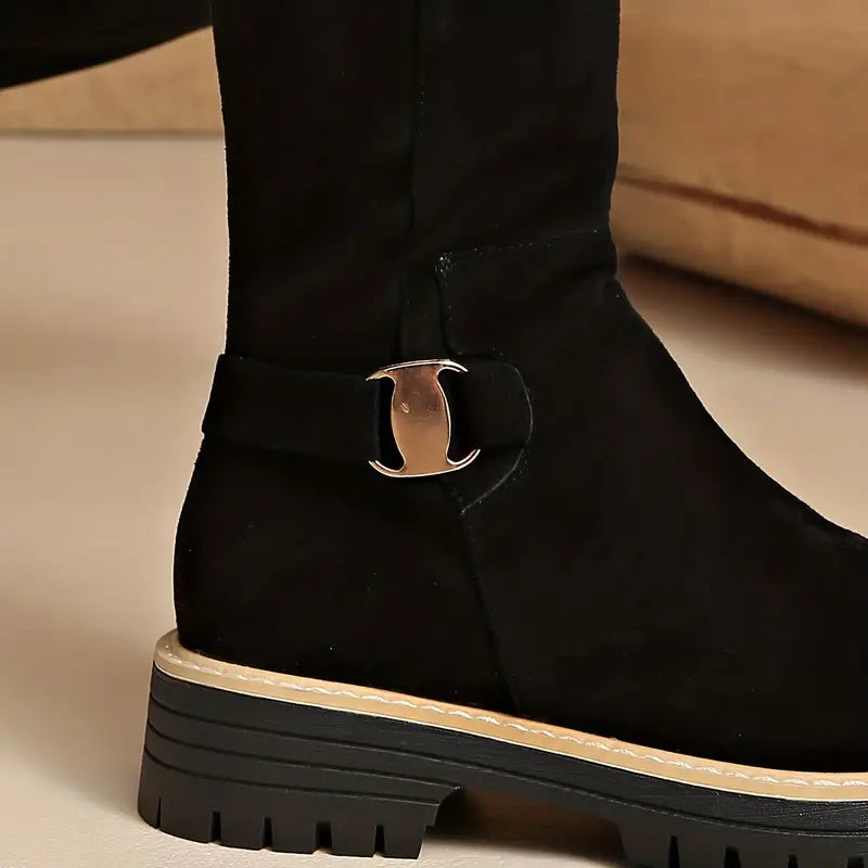 Høye boots med tykk, sklisikker såle.