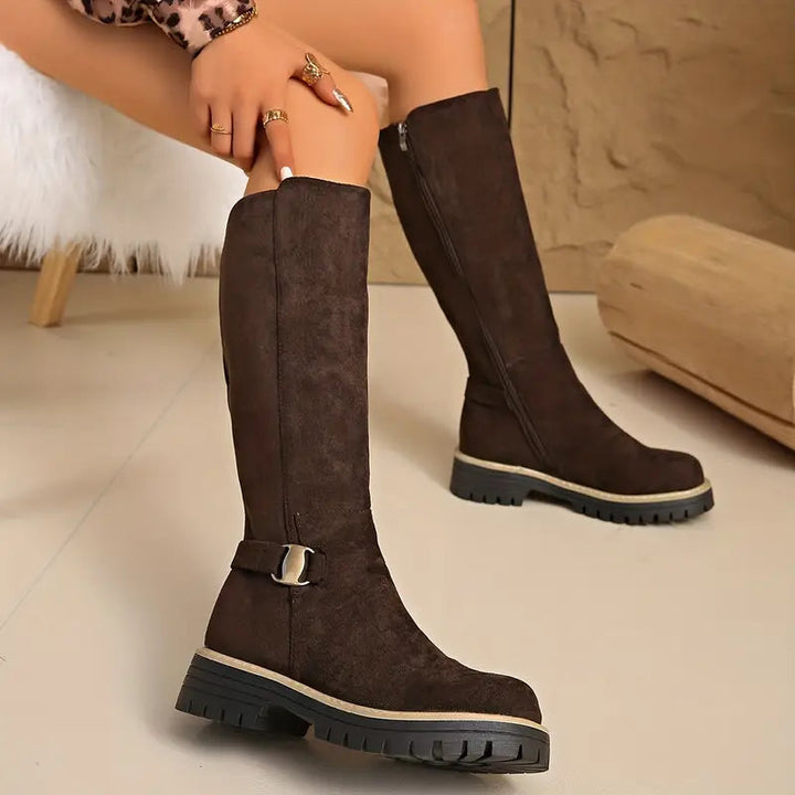 Høye boots med tykk, sklisikker såle.