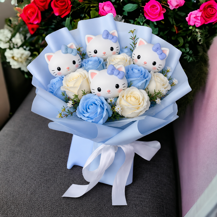 Bukett med fargerike kunstige blomster og Kitty-figurer til gave og pynt