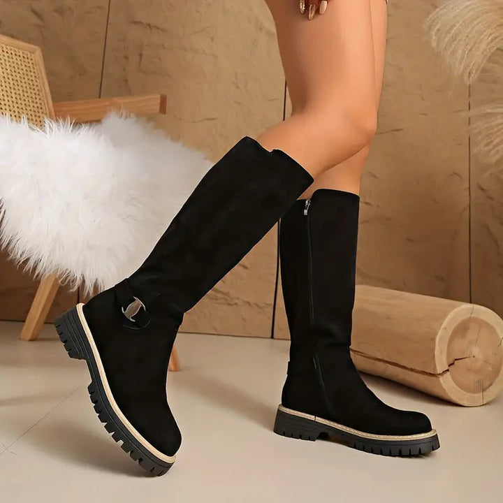 Høye boots med tykk, sklisikker såle.