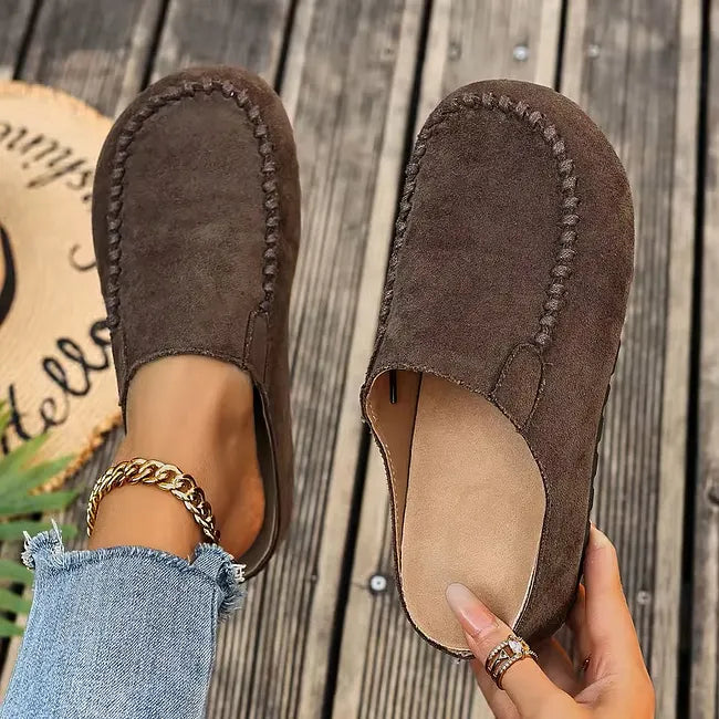 Nahkaiset ortopediset slip-on-sandaalit mokkamaisella pehmeällä päällisellä ja tasaisella pohjalla