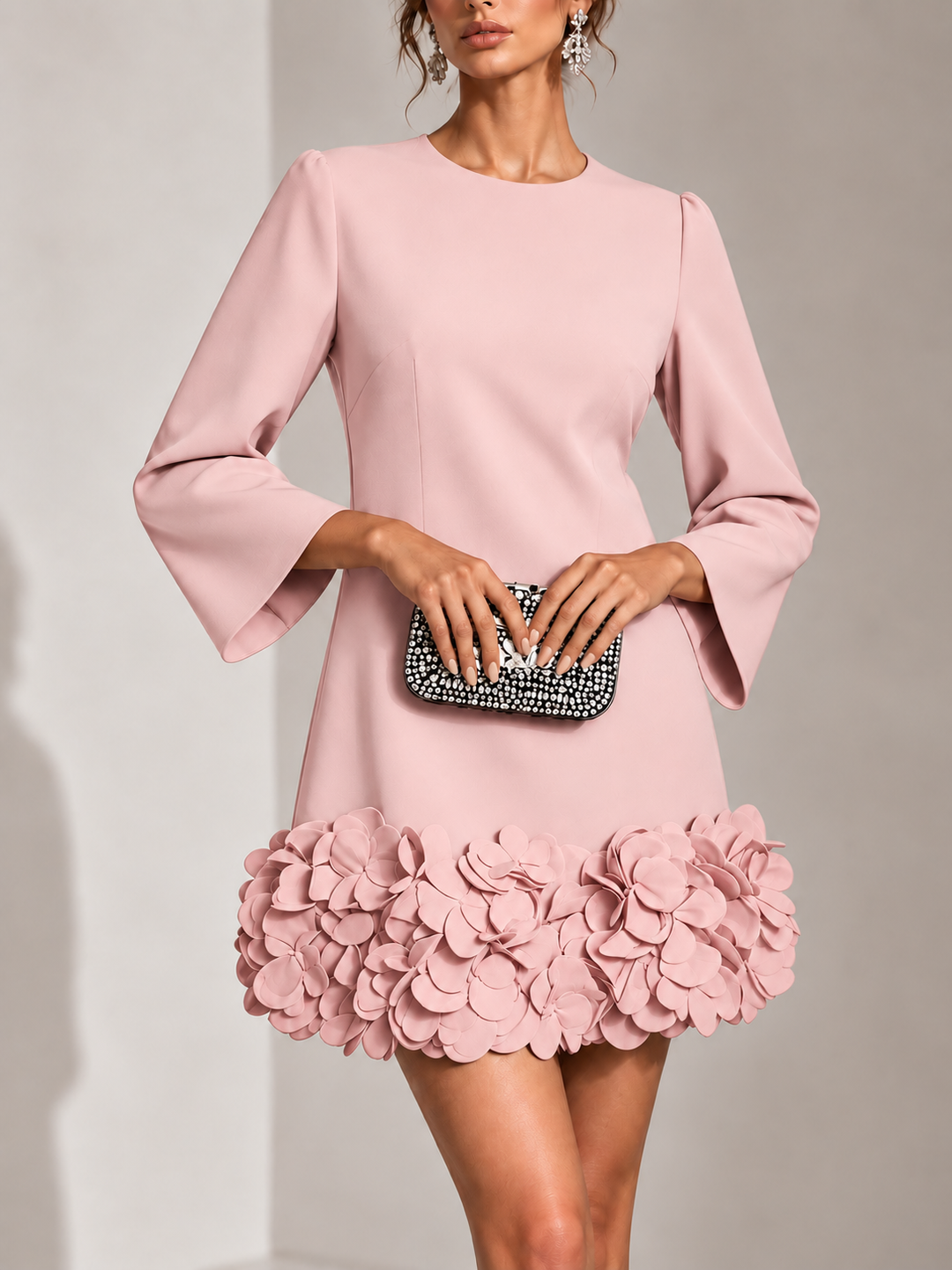 Elegant kort kjole med 3D-blomsterapplikasjon og utsvingte lange ermer